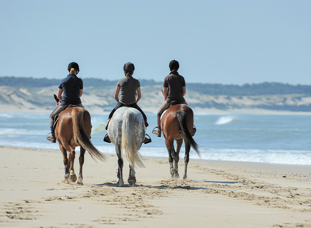 promenade a cheval sur plage ados cote nord ouest irlande automne octobre