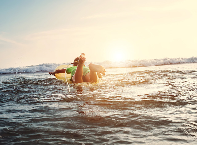 surf planche sur vagues adolescents en irlande toussaint