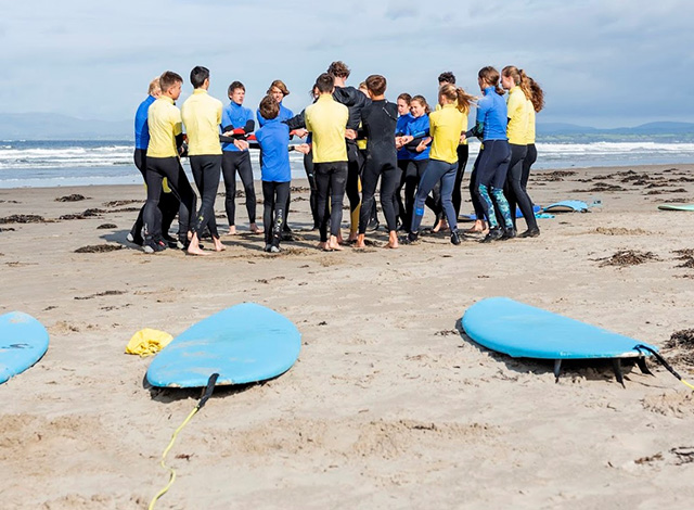surf tous niveaux entrainement cohésion plage ados en irlande toussaint octobre 