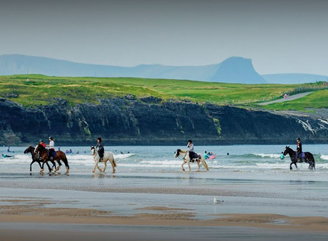 balade a cheval plage jeunes en irlande toussaint