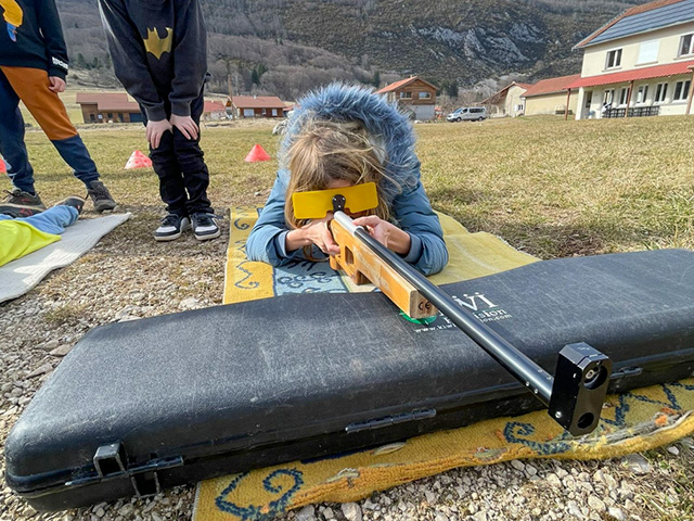 jeune fille faisant du biathlon en colo cet automne