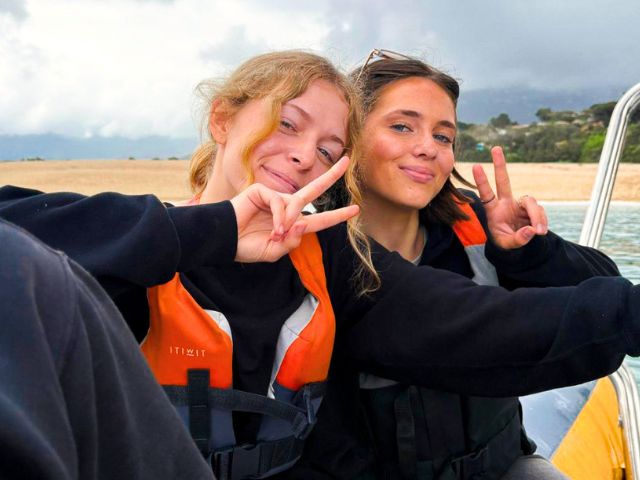 Deux ados qui profitent de leur colo de vacances cet automne en Corse