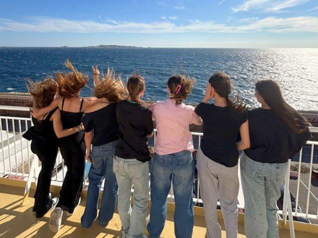 Groupe de jeunes filles en colo de vacances en Corse qui voyagent en ferry