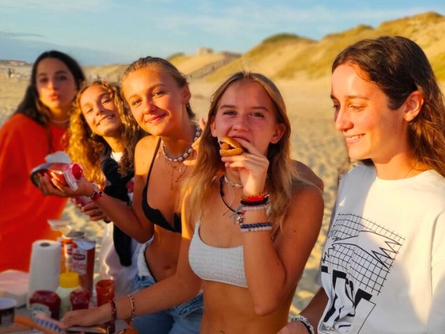 Groupe d'ados qui profitent de leur colo de vacances cet automne à la plage