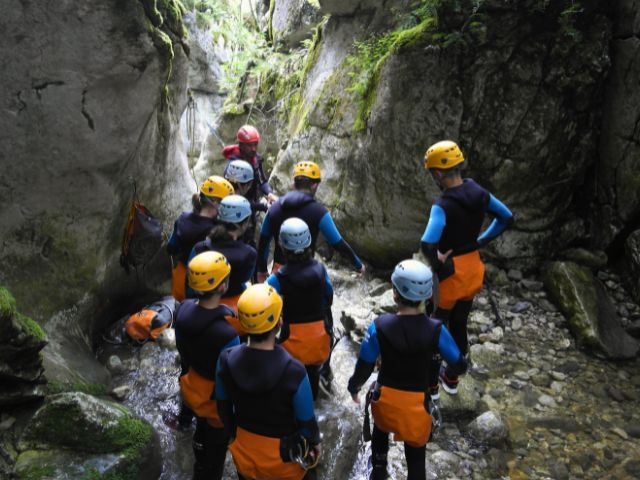 Activité canyoning en colo de vacances en Corse cet automne