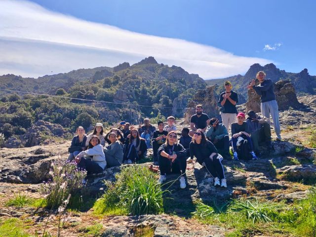 Groupe d'ados en colo de vacances cet automne