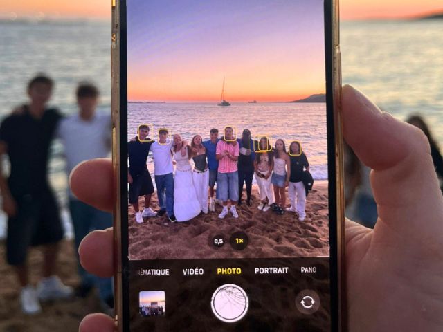 Ados en colo de vacances sur la plage en Corse
