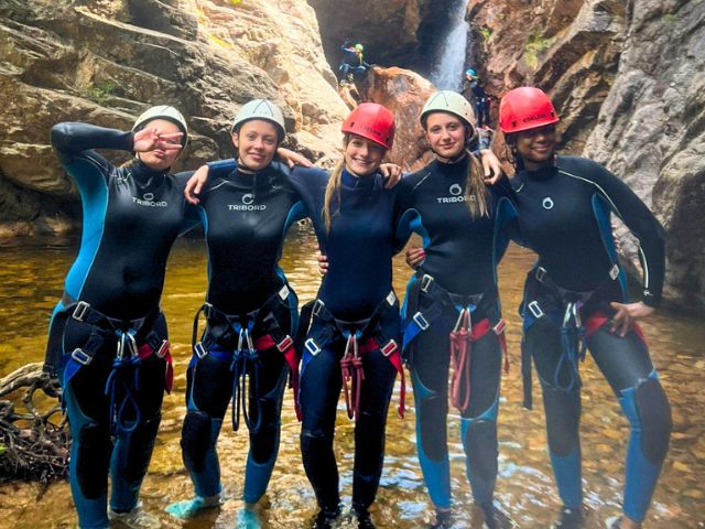 Groupe d'ados en activité canyoning en colo cet automne en corse