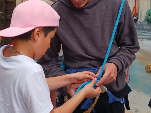 Jeune garcon qui apprend l'escalade en colo de vacances à Retournac cet automne