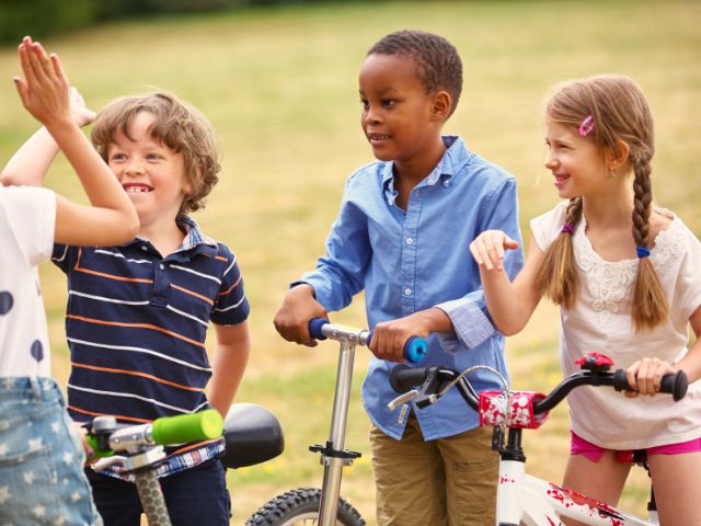 Enfants joyeux en colonie de vacances cet automne à Retournac