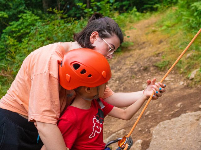 Activité escalade en colo de vacances à Retournac cet automne