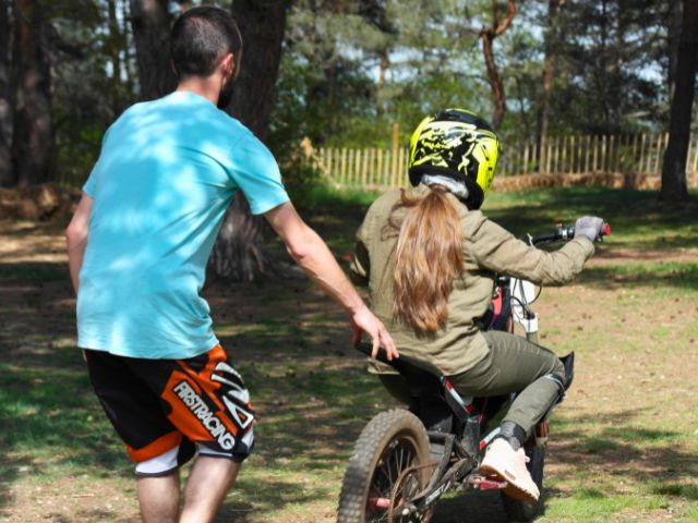 Jeune fille de 10 ans qui apprend la moto électrique en colo