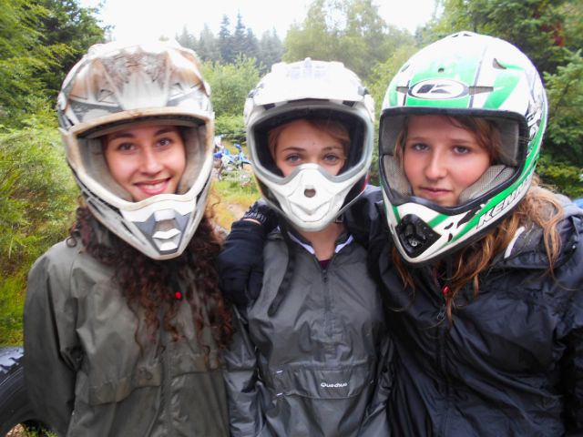 3 ados en colo de vacances Activ Fun à Retournac qui font du quad cet automne