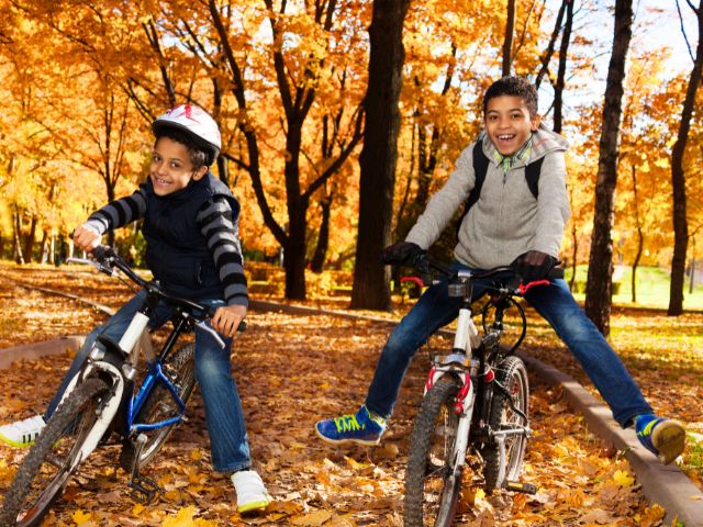 Enfants qui font du vélo en colo de vacances à Retournac
