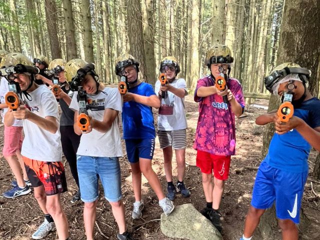 Ados qui font du laser game en colo de vacances cet automne