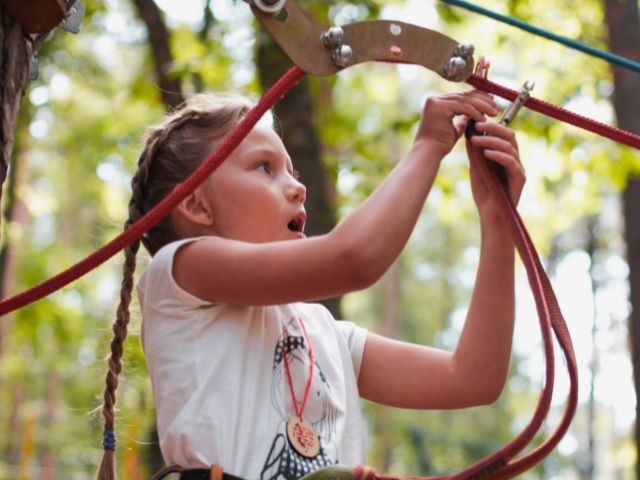 Enfant en parcours aventure cet automne