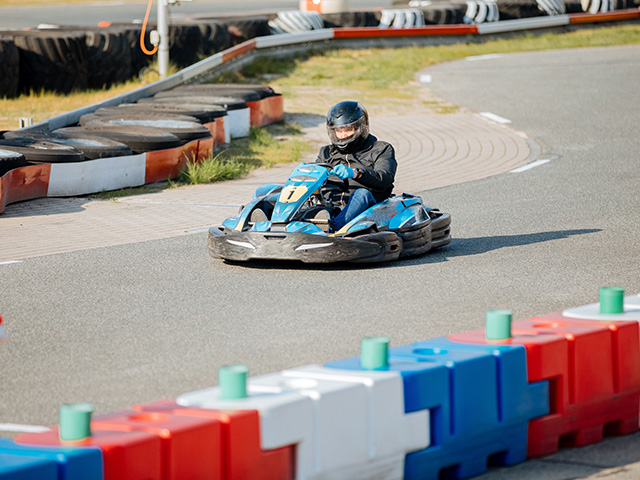 Activité karting en colo de vacances sports mécaniques cet automne