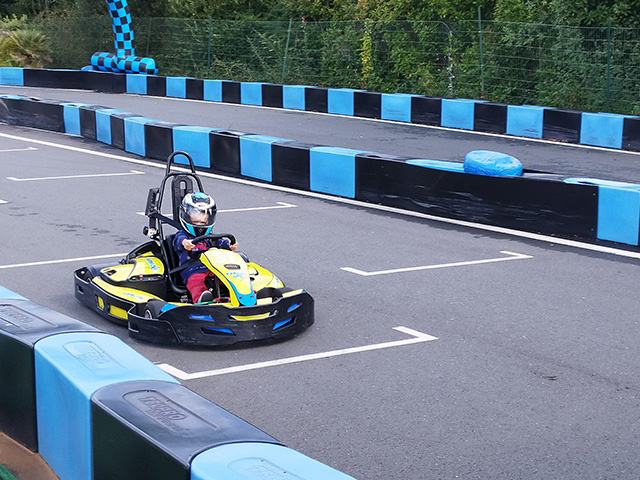 Activité karting en colo de vacances sports mécaniques cet automne