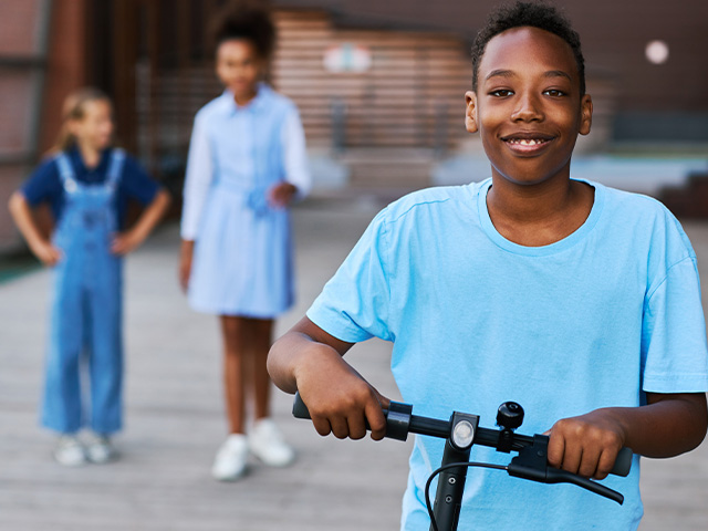 Activité trottinette en colo de vacances cet automne pour les 6-12 ans