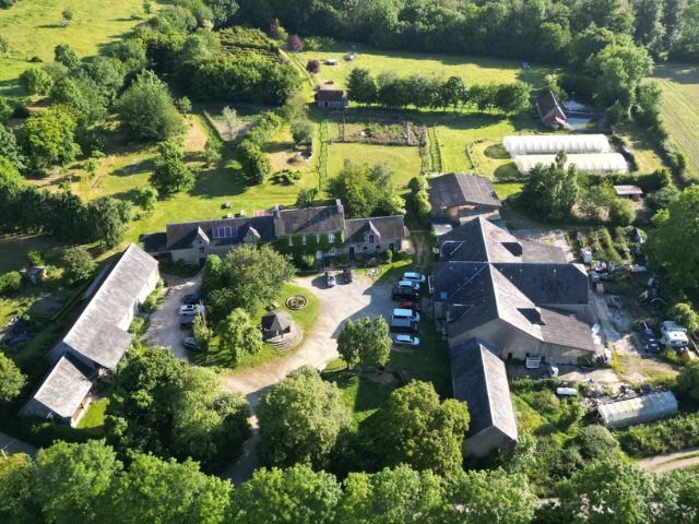 Corps de ferme de l'Escures où les enfants partent en colo à la Toussaint