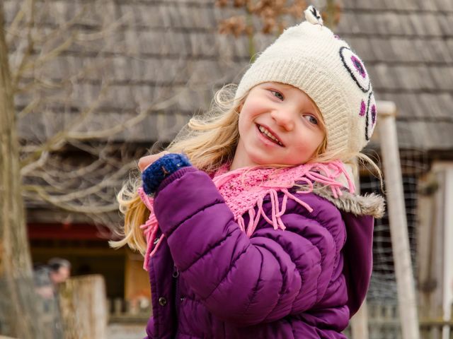 Jeune fille en colo de vacances à la ferme de l'escures