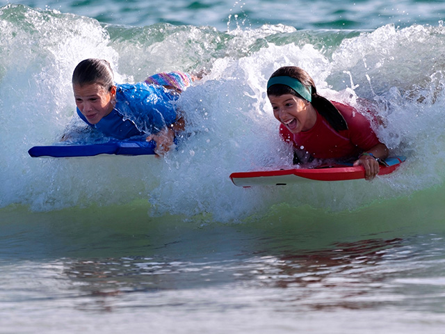 Deux jeunes surf en colonie de vacances octobre