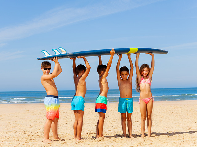 Groupe enfants 10 ans surf plage biarritz