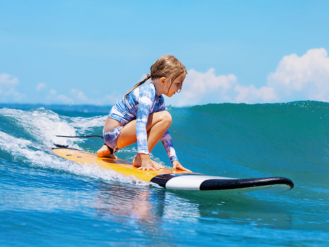 Fille 8 ans surf colonie de vacances mer