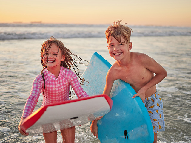 Enants 8 ans planche de surf plage
