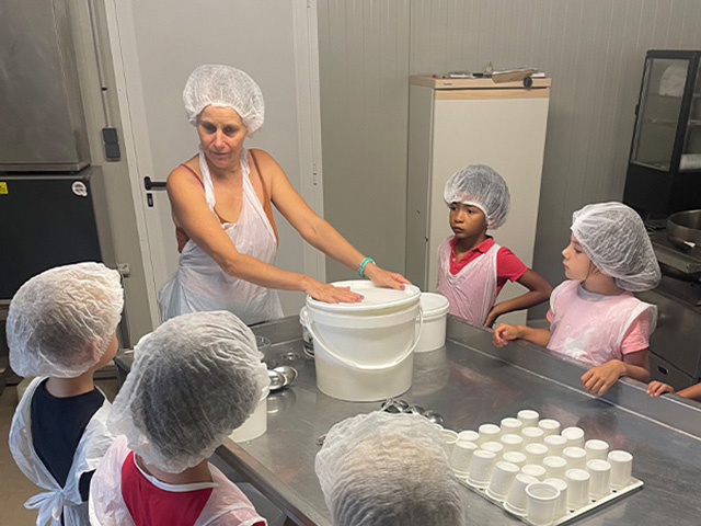 Fabrication de fromage en colo de vacances à la ferme