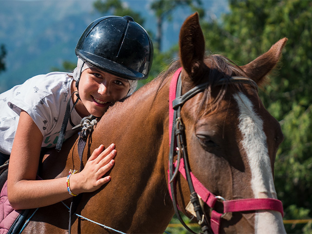 Jeune fille en colo de vacances Equitation cet automne