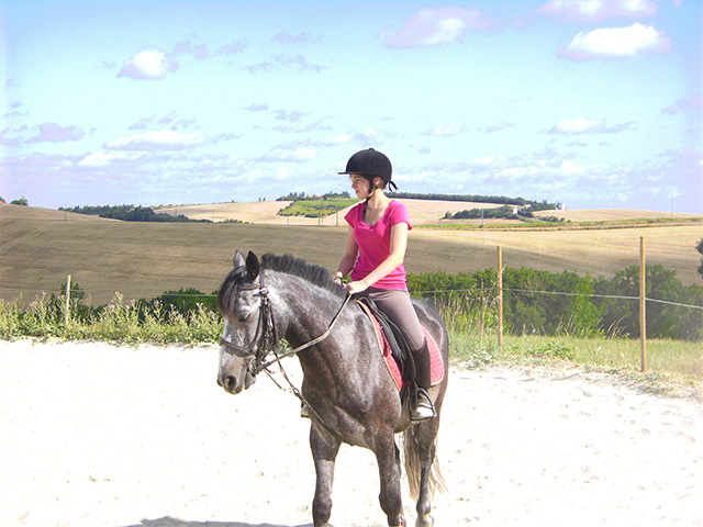 Jeune cavalière en colo de vacances Equitation cet automne