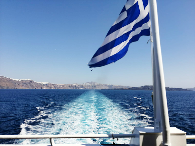 drapeau grec en balade en bateau à Corfou