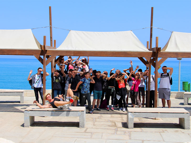 groupe d'ados en bord de mer en Grèce