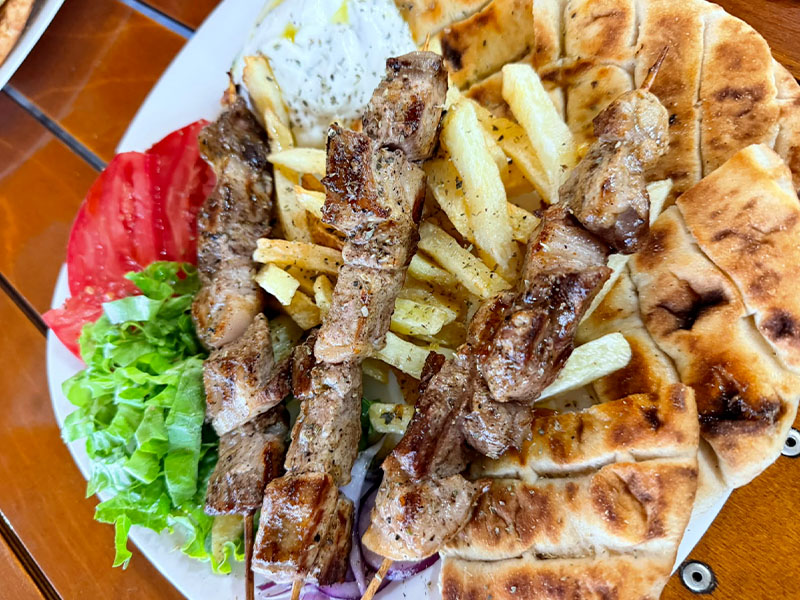 plat typique grec souvlaki en Grèce à Corfou