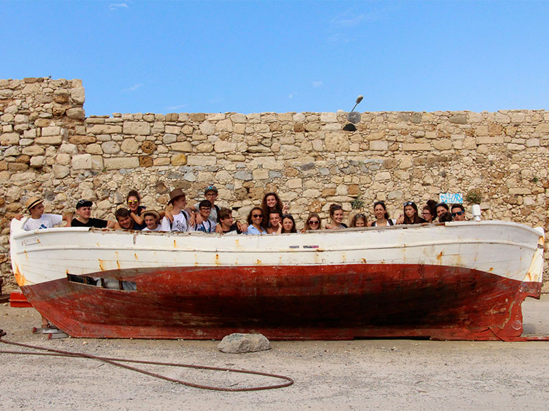 groupe ados dans épave d'un bateau à Corfou