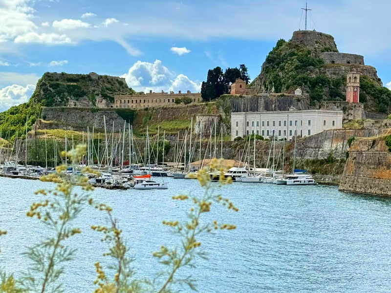 Bord de mer corfou avec vue sur les remparts de la fortress de Corfu