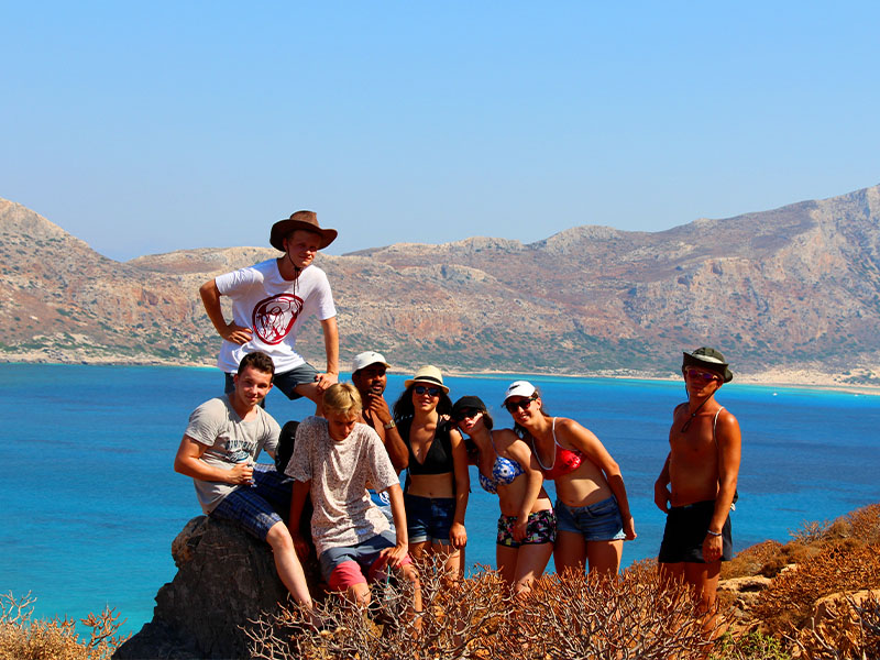 groupe ados en randonnée sur la côte grecque