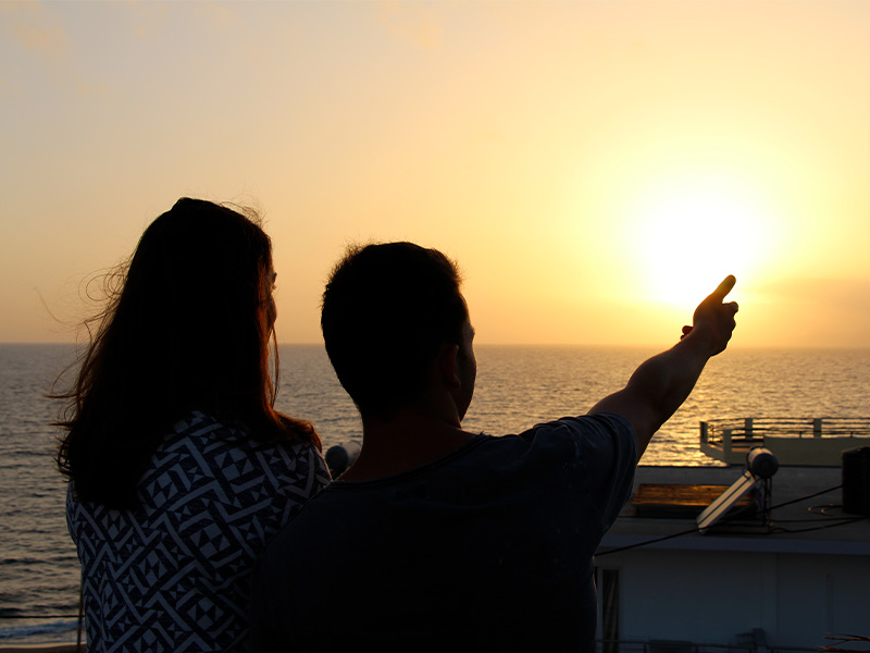 Ados coucher de soleil en Grèce en colonie de vacances