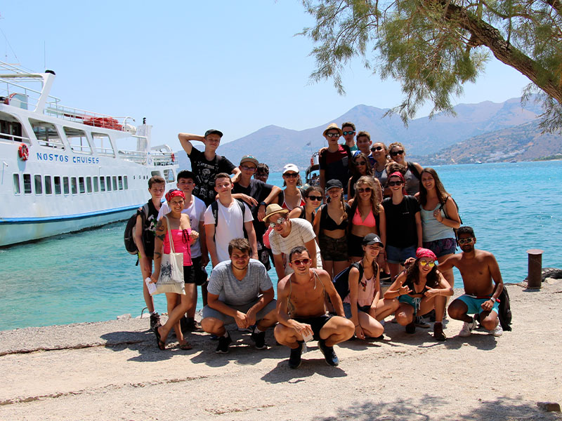 groupe ados en bord de mer en Grèce