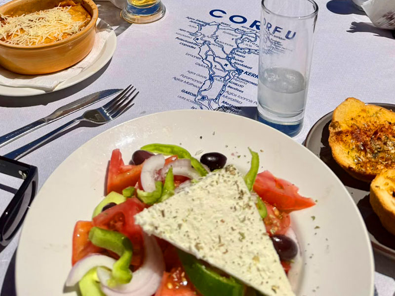 salade grecque en colonie de vacances à Corfou