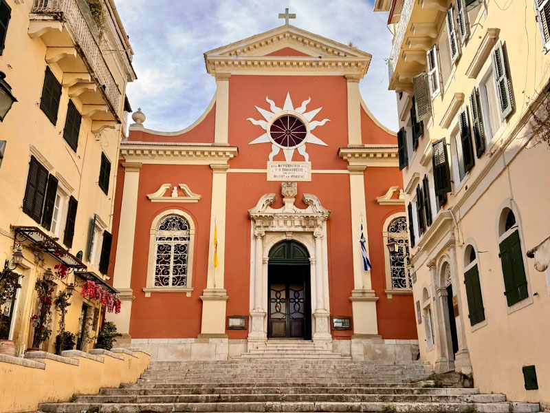 Eglise apercue en colonie de vacances à Corfou old town