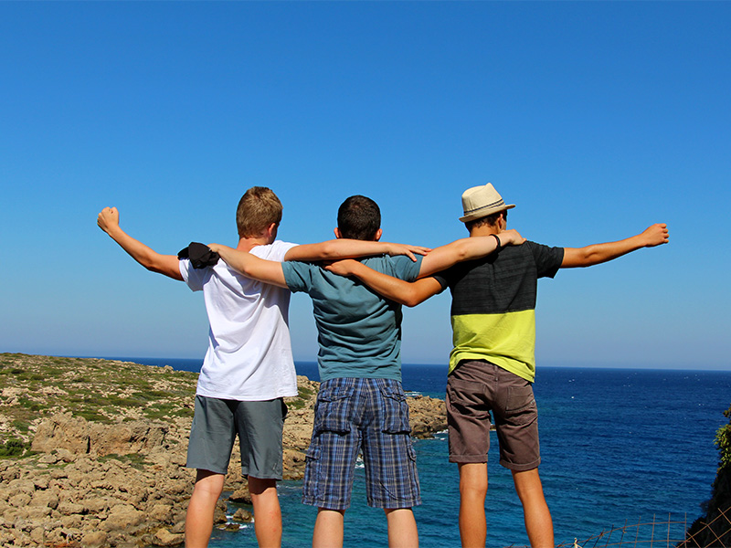 ados en randonnée en bord de côte grèce