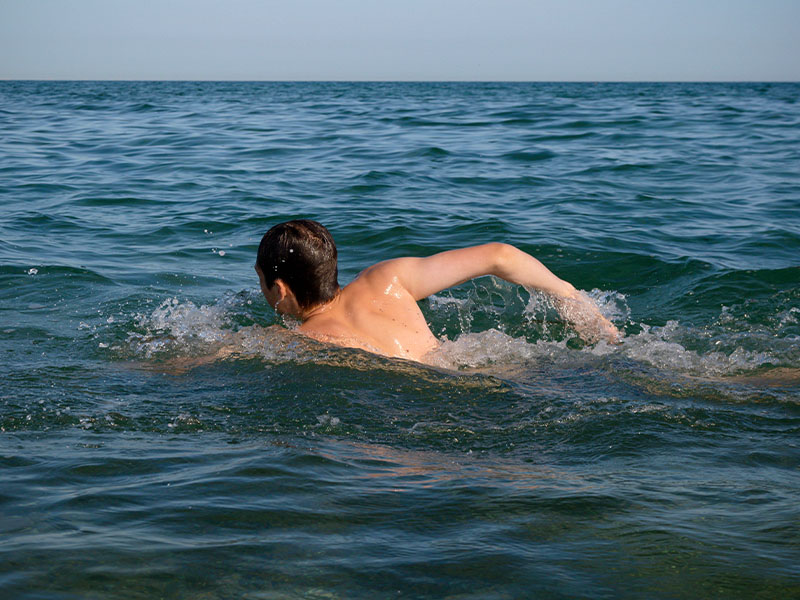 Ados se baignant en tunisie en colonie de vacances cet automne