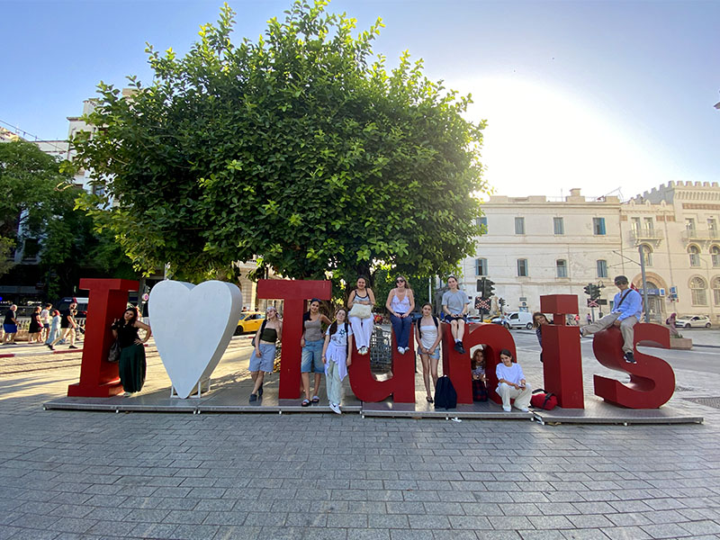 jeunes ados devant i love tunis