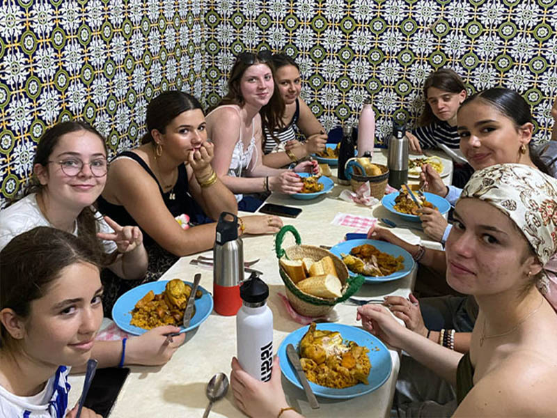 Groupe d'adolescents au restau en colonie de vacances en Tunisie