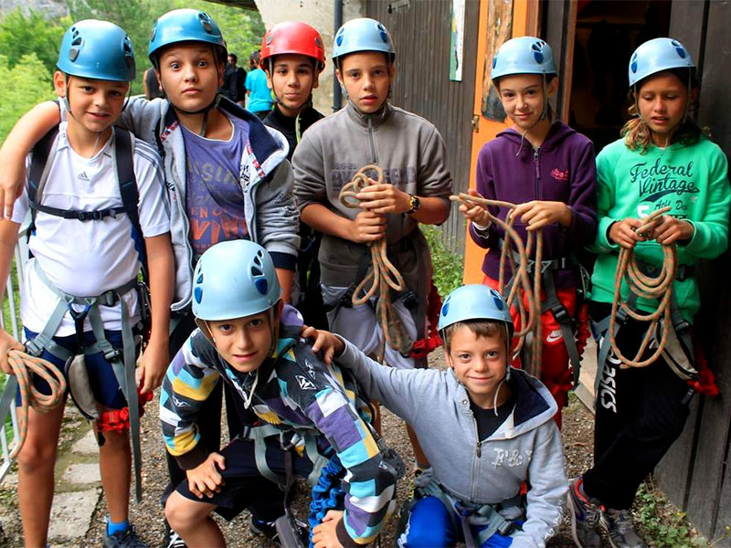 groupe d'enfants en accrobranche defiplanet colonie de vacances