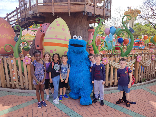 Groupe d'enfants en colo de vacances cet automne à Portaventura, Salou