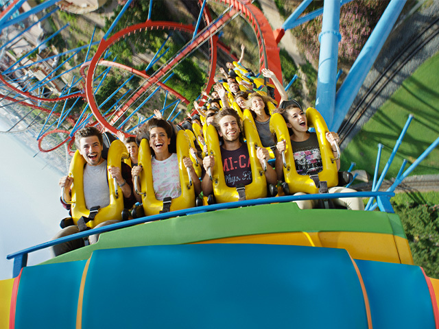 Parc d'attraction durant une colo de vacances pour les 8-17ans