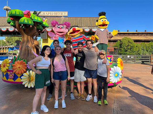 Groupe de jeunes de 8 à 17 ans en colonie de vacances cet automne à Salou